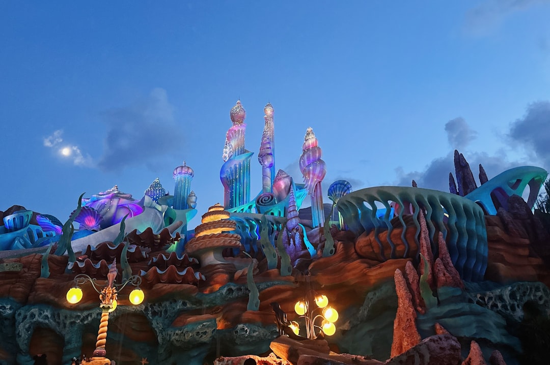 Città fantasy futuristica da videogioco