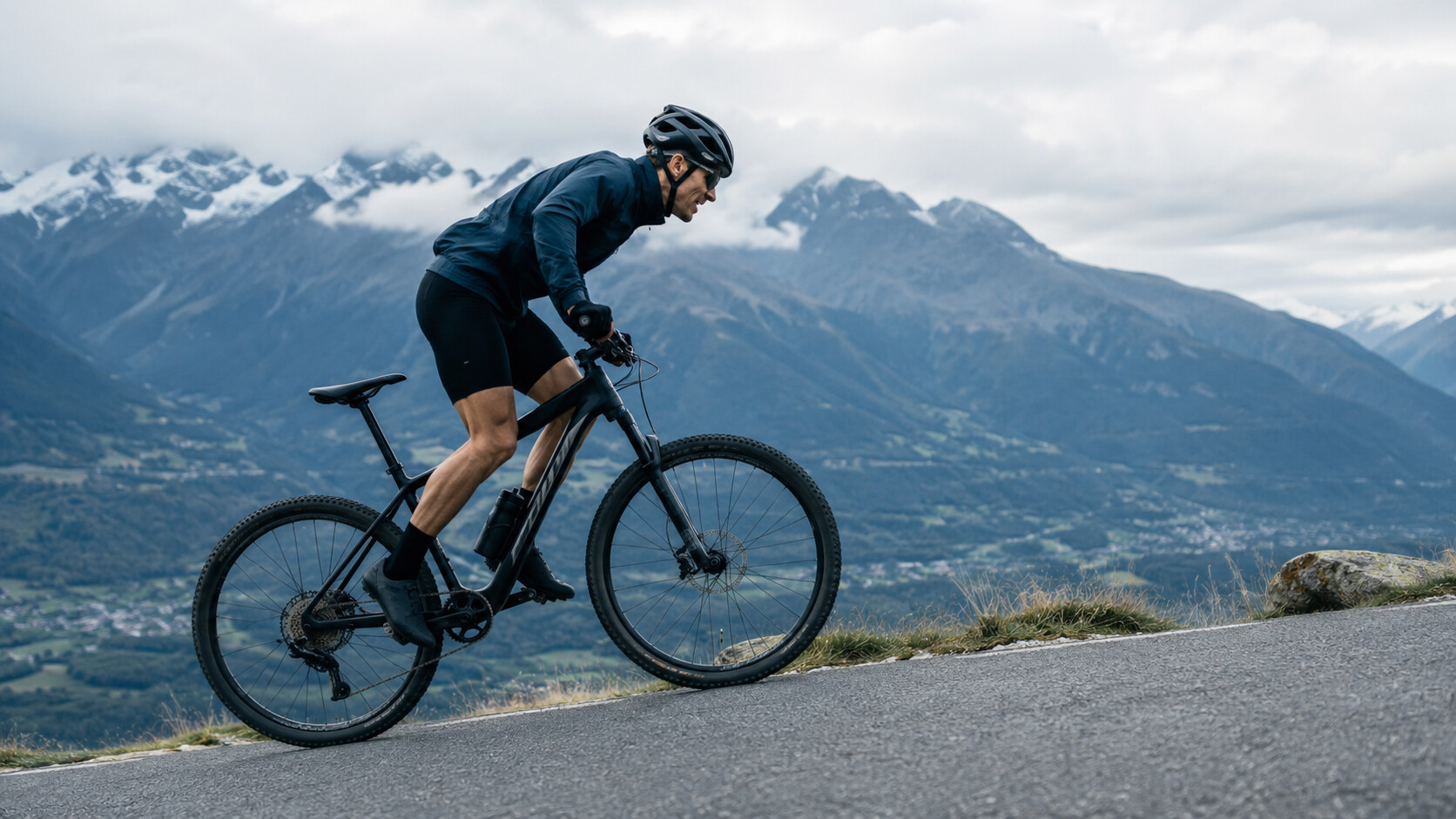 Tommi pedala in salita con la mountain bike sulle strade della Valtellina