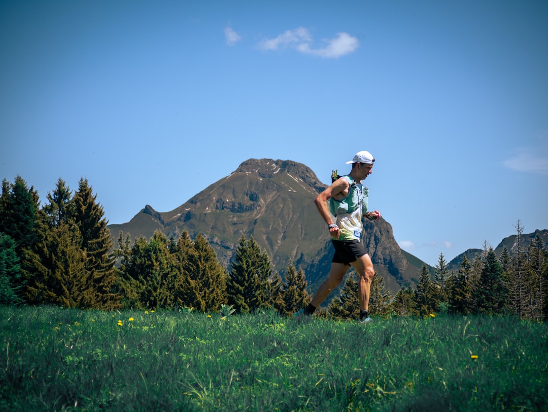 Runner su un sentiero alpino durante una corsa con dislivello