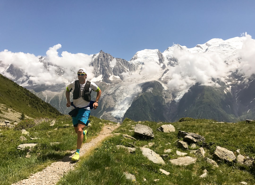 Runner su percorso alpino durante una corsa lunga
