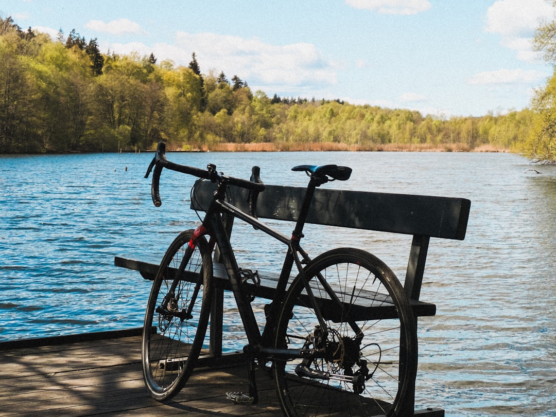 Bicicletta vicino a un lago come simbolo di recupero attivo