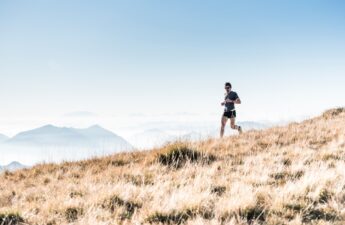 Runner su sentiero di montagna, immagine di copertina del diario di allenamento di Tommi