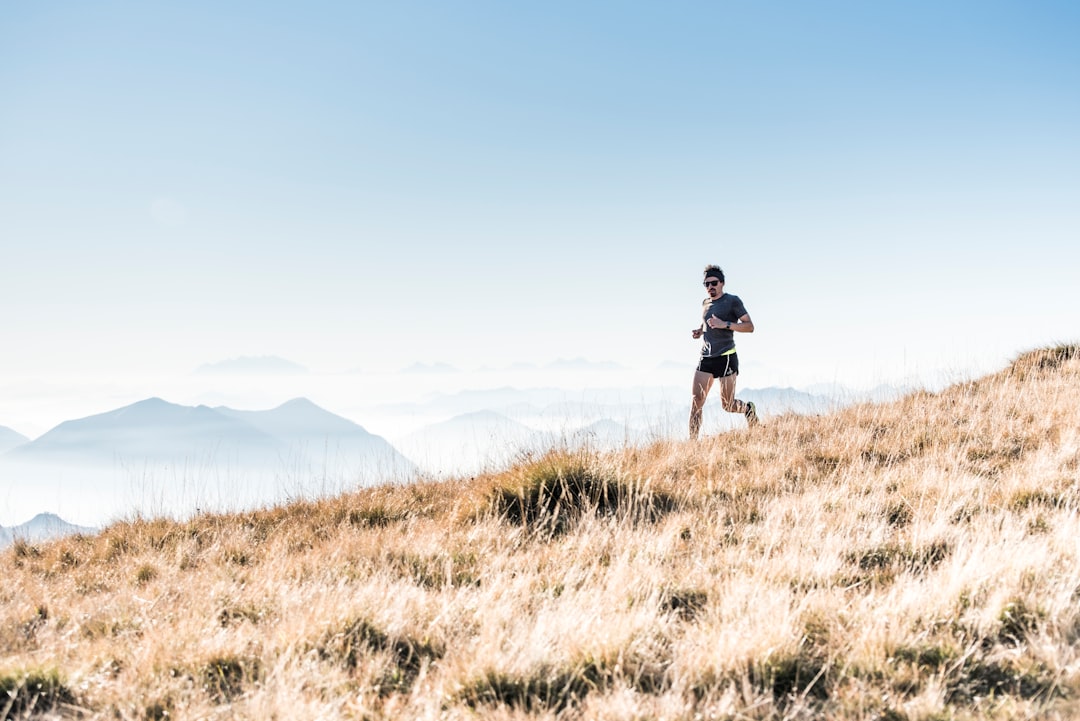 Runner su sentiero di montagna, immagine di copertina del diario di allenamento di Tommi