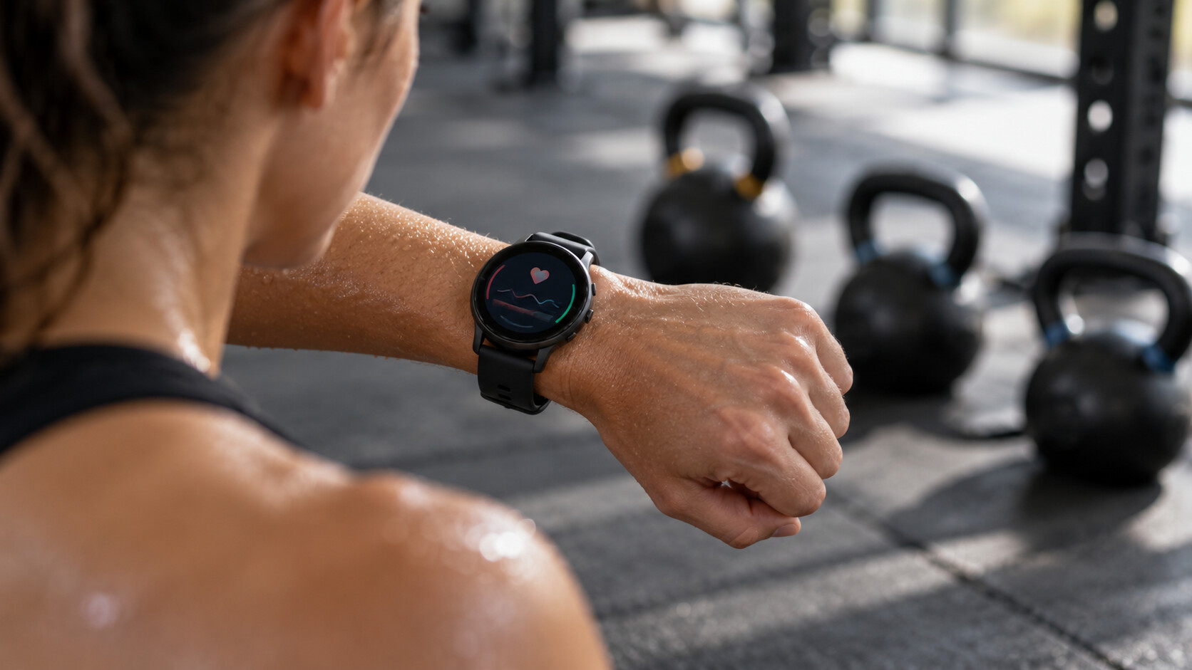 Atleta controlla la frequenza cardiaca durante un allenamento HIIT