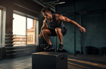 Tommi durante un intenso circuito HIIT GRIT in palestra a Saronno