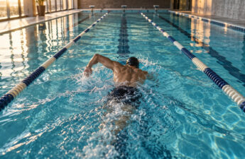 Nuotatore anonimo durante una seduta di stile libero in piscina