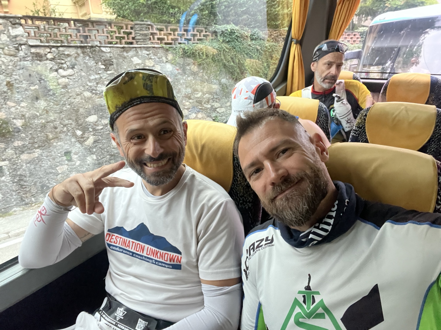 Tommi sorride sulla navetta per la partenza della BRAVE 38K insieme a un amico