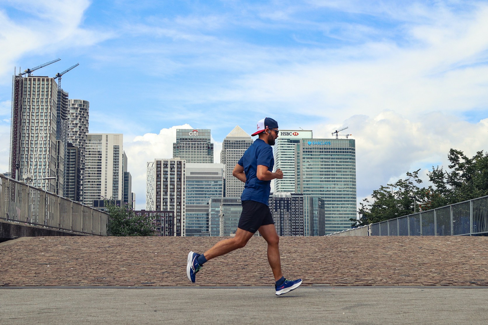 Atleta corre in città durante una seduta di endurance