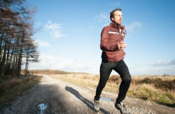 Runner durante un allenamento su strada in autunno