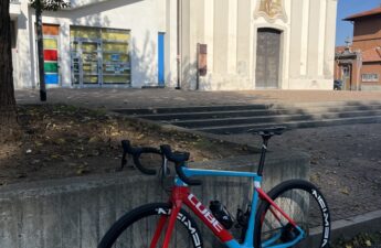 La bici Cube azzurra e rossa di Tommi nella foto condivisa il 29 ottobre