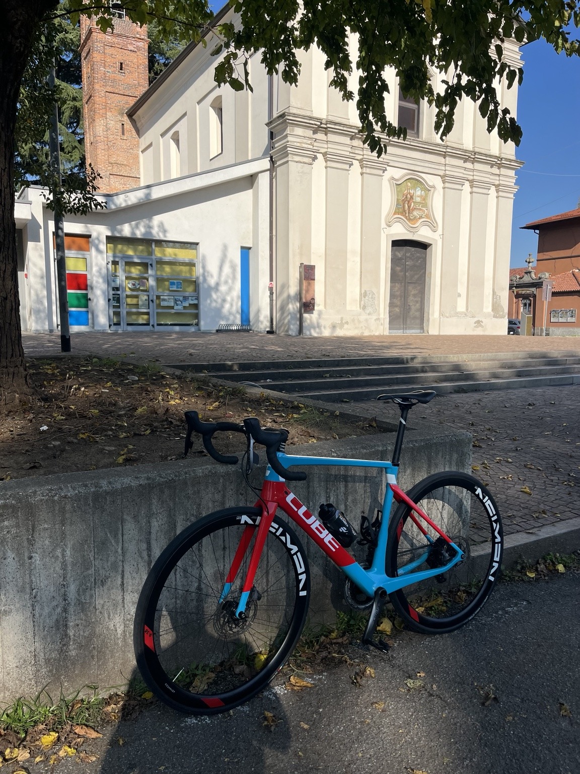 La bici Cube azzurra e rossa di Tommi nella foto condivisa il 29 ottobre