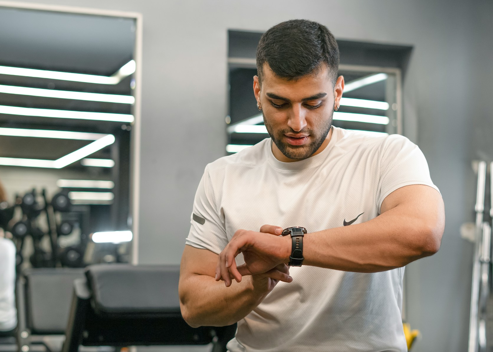 Atleta controlla lo smartwatch durante il recupero