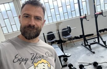 Tommi nella sua palestra domestica Vault 101 dopo l’allenamento di forza del 24 ottobre